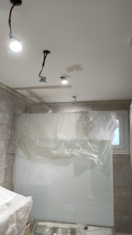 Protection et reprise enduit et acrylique plafond salle de bain à Loyettes.