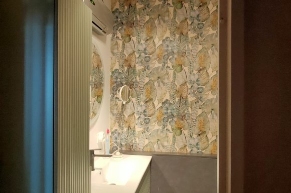 Pose d'un papier peint jungle à Lyon dans une salle de bain.