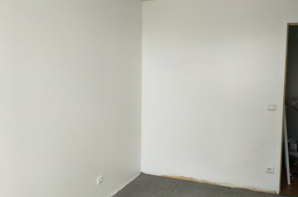 Chambre terminer 2 couches mat plafond après pose toile lisse. 2 couches finitions satinées murs.