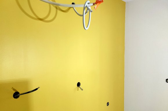 2 couches finitions satinées jaune 1 face (tête de lit) dans une chambre à Poncin.