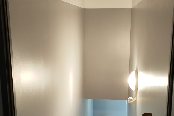 Montée escalier peinture teinté grise claire satinée dans une maison à Ambérieux en Dombes.