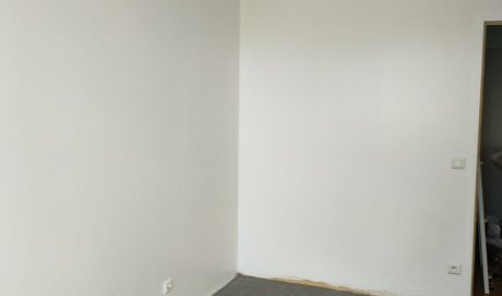 Chambre terminer 2 couches mat plafond après pose toile lisse. 2 couches finitions satinées murs.