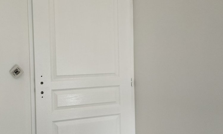 2 couches finitions polylac satinée pour cette porte de chambre d'enfant à Trévoux.