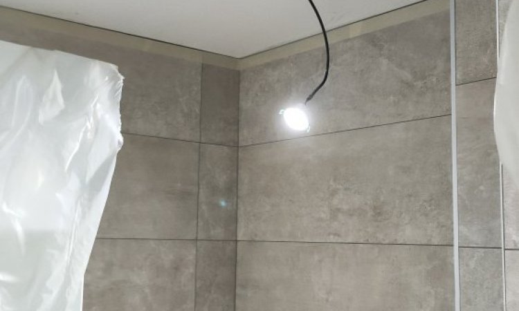 Protection et reprise enduit et acrylique plafond salle de bain à Loyettes.