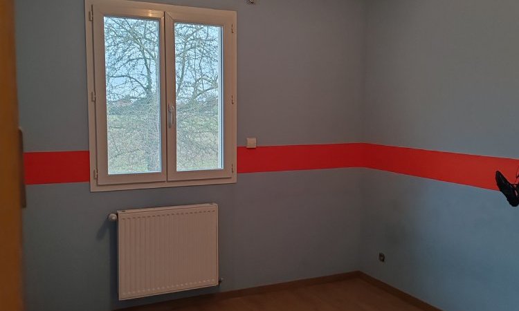 Chambre d'adolescent avec bande peinture rouge à Chavanoz.