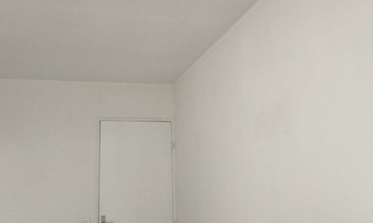 Chambre terminer 2 couches mat plafond après pose toile lisse. 2 couches finitions satinées murs. porte satinée.
