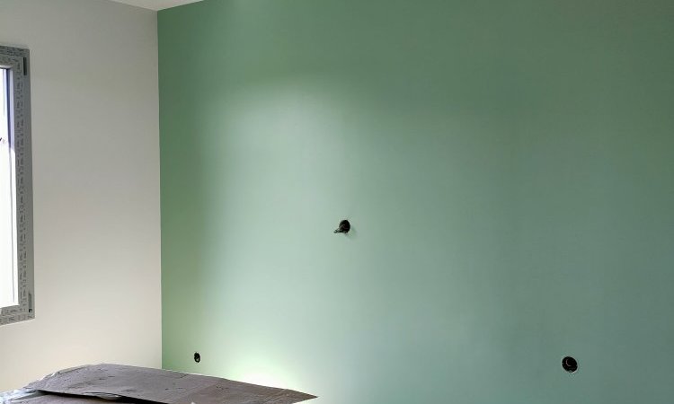 Plafond mat et murs blanc satin sauf 1 face vert d'eau  dans une chambre à Poncin.