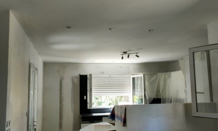 Impression et resuivi plafond et murs dans une cuisine à Seyssuel. 2 couches de finitions mat plafond 