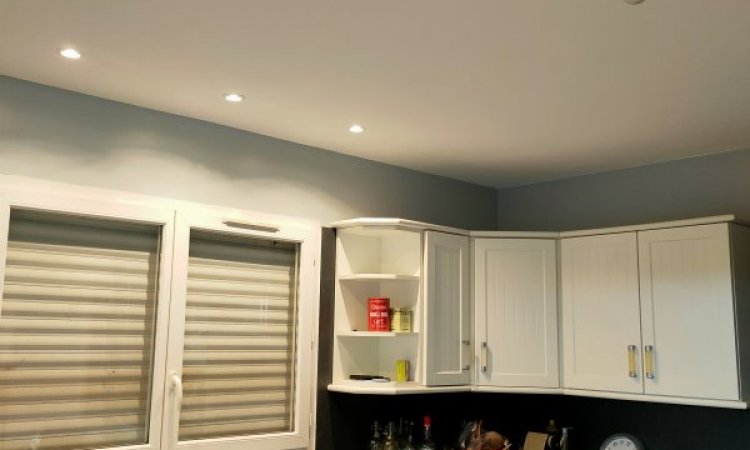 2 couches finitions mat plafond et 2 couches finitions velours bleuté-gris pour les murs de cette cuisine à Seyssuel.