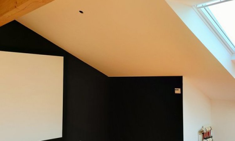 Finition mat plafond en 2 couches et 2 couches de velours blanc pour murs dans cette salle de jeu à Simandres.