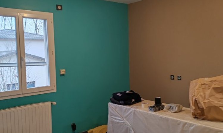 Avant :  Protection, teinte bleu turquoise coté fenêtre et beige pour ce couloir à Jons.