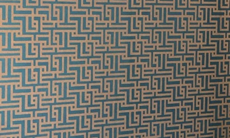 Motif labyrinthe bleu pour ce papier peint moderne à Lyon.