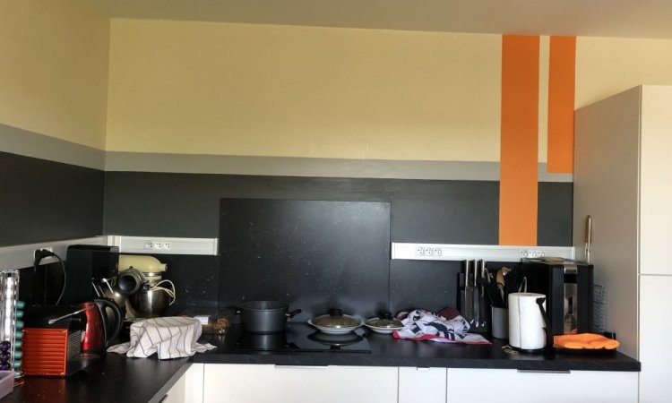 Finition terminer des bandes orange, grise et noire en peinture à Dompierre-sur-veyle.